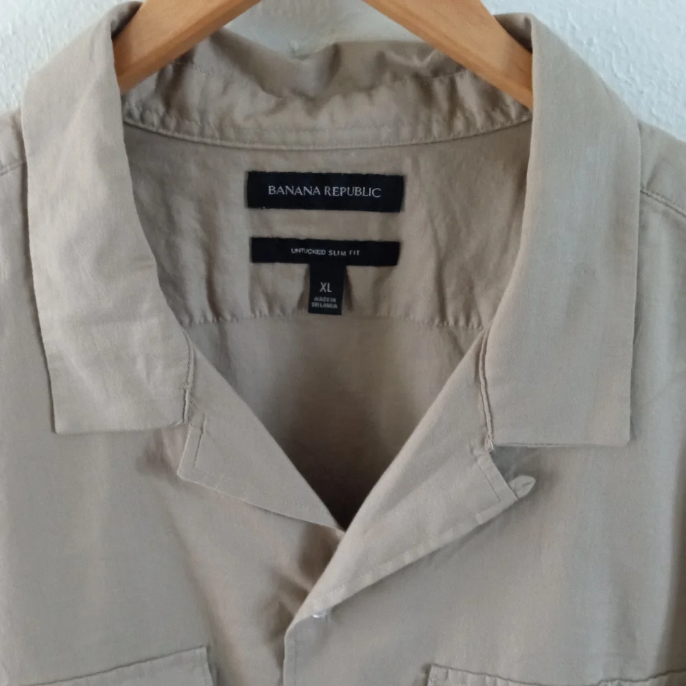 BANANA REPUBLIC Untucked Slim 100% Lightweight COTTON Khaki Tan Shirt | XL - Picture 3 of 9